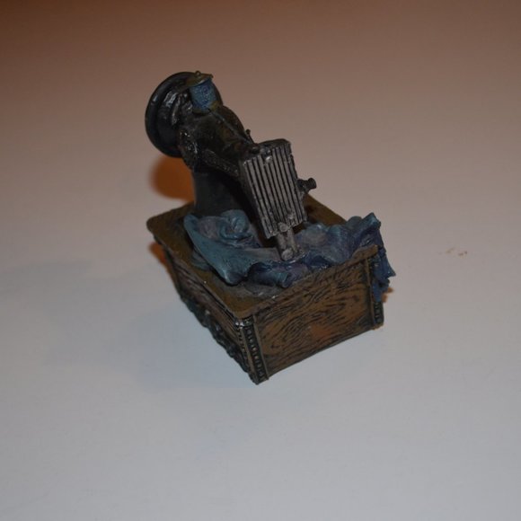 Vintage Storage Box Sewing Machine "Gathering" Porcelain Clay 2 3/4' x 2 1/4' - Picture 2 of 5